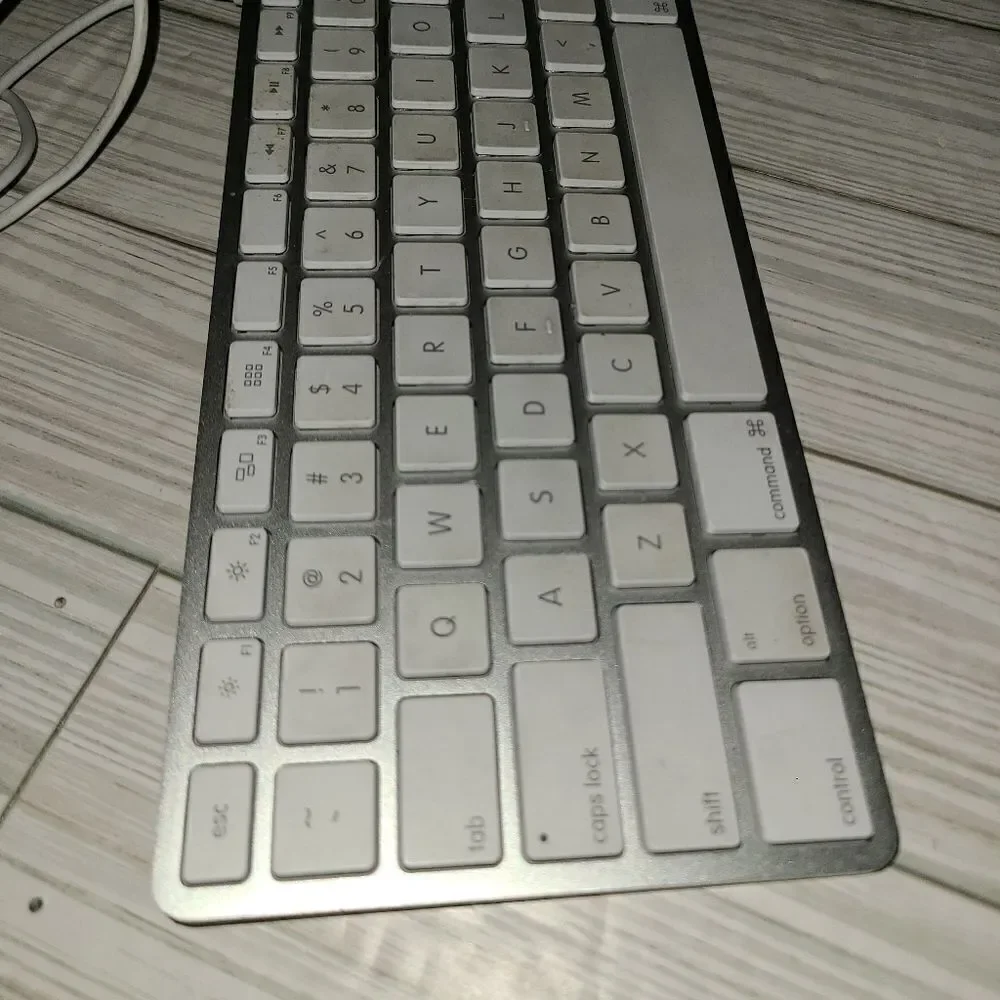 Genuine Apple A1243 White Wired Mac Standard USB Keyboard With Numeric Keypad